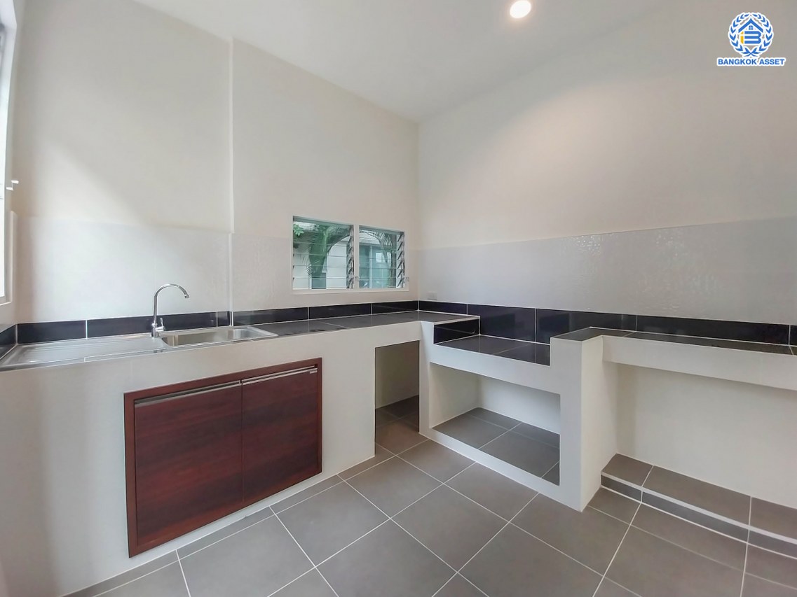 บ้านมือสองตกแต่งใหม่ โครงการ นันทวัน พระราม5 ตกแต่งหรูหรา หลังใหญ่กว่า 66 ตร.ว. ฟังก์ชันจัดเต็ม 3 ห้องนอน 3 ห้องน้ำ จอดรถได้ 2 คัน รองรับทุกความสุข ทำเลเดินทางสะดวก ใกล้ทางด่วน "กาญจนาภิเษก" และรถไฟฟ้าสายสีม่วง "สถานีบางรักใหญ่"